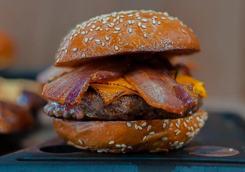Hambúrguer com queijo e bacon